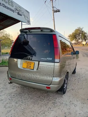 Toyota Noah 2001 Gold