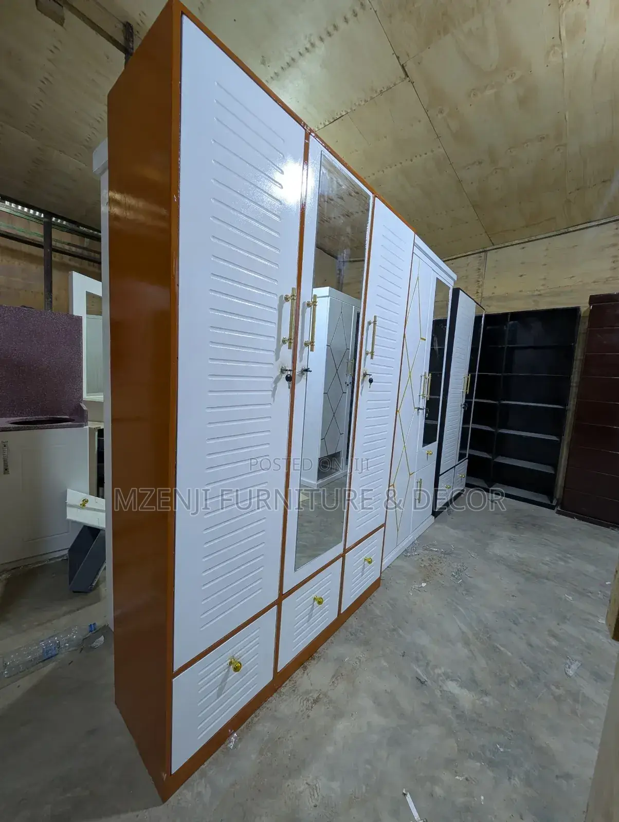 Makabati Ya Milango Mitatu Clean