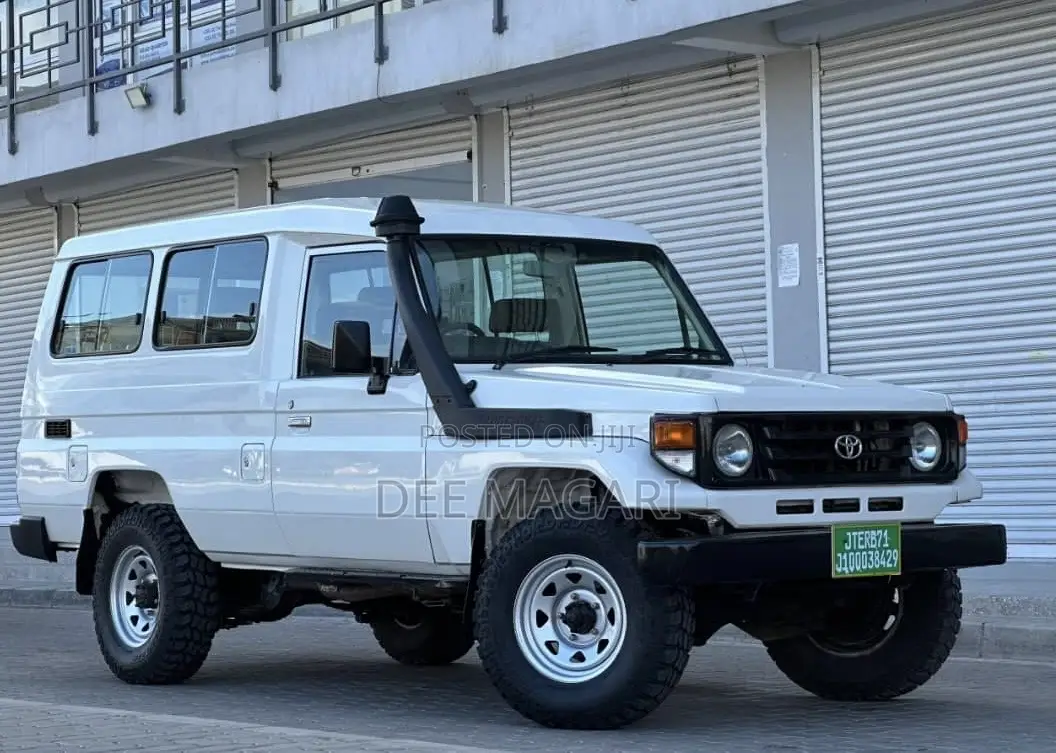 Toyota Land Cruiser 2005 White