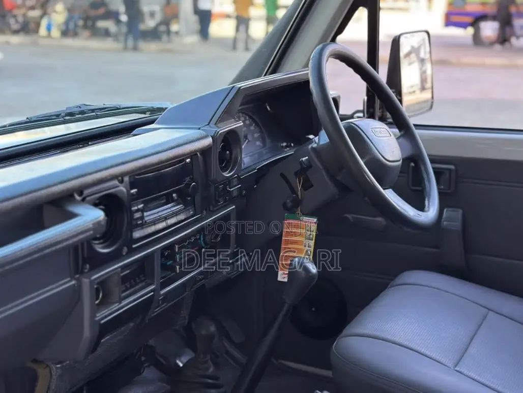 Toyota Land Cruiser 2005 White