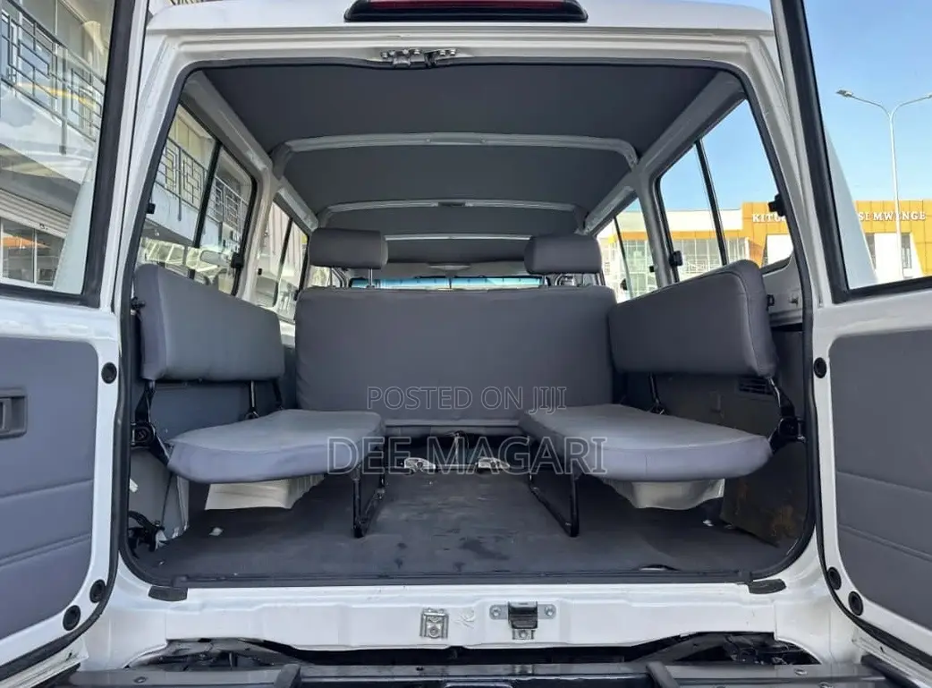 Toyota Land Cruiser 2005 White