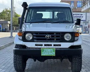Toyota Land Cruiser 2005 White