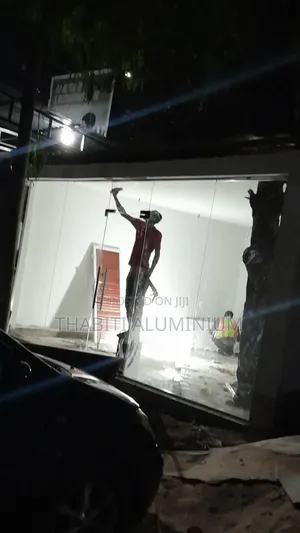 Fundi Wa Kuweka Flem Ya Kioo Na Aluminium