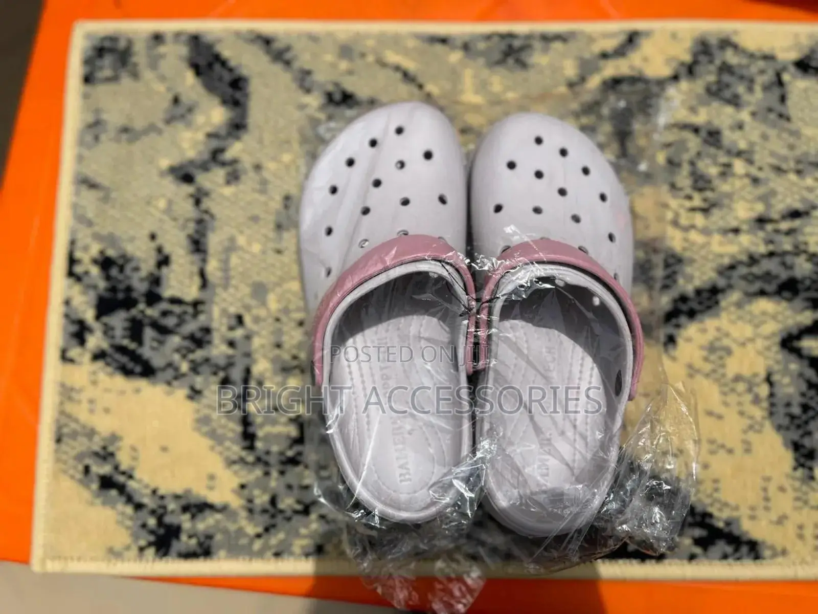 Crocs/ Yebo