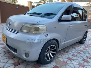 Toyota Porte 2005 Silver