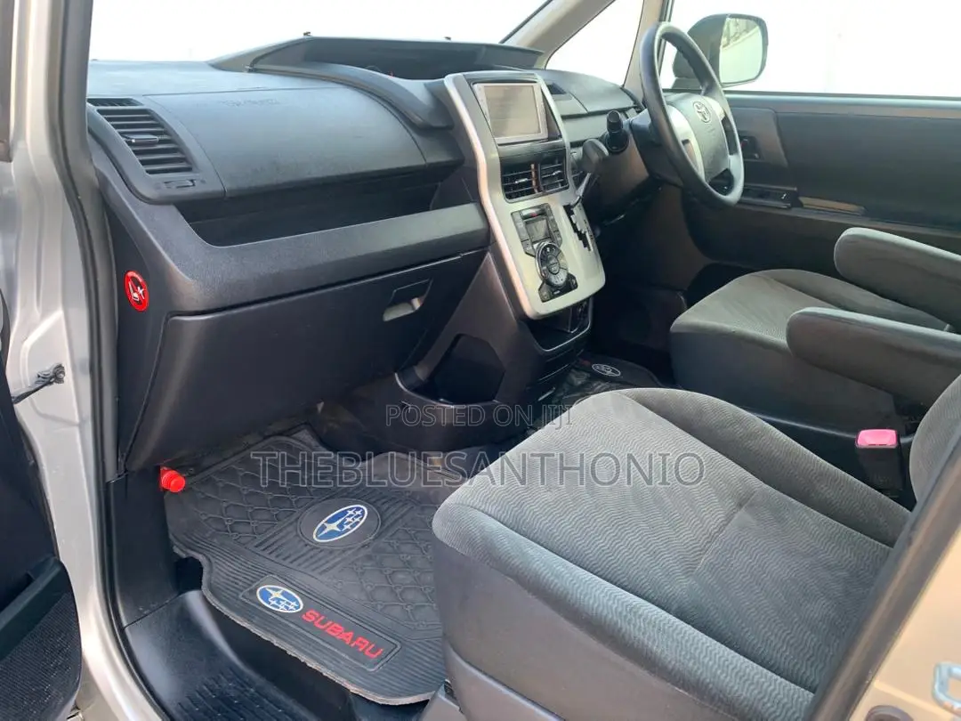 Toyota Noah 2013 Silver