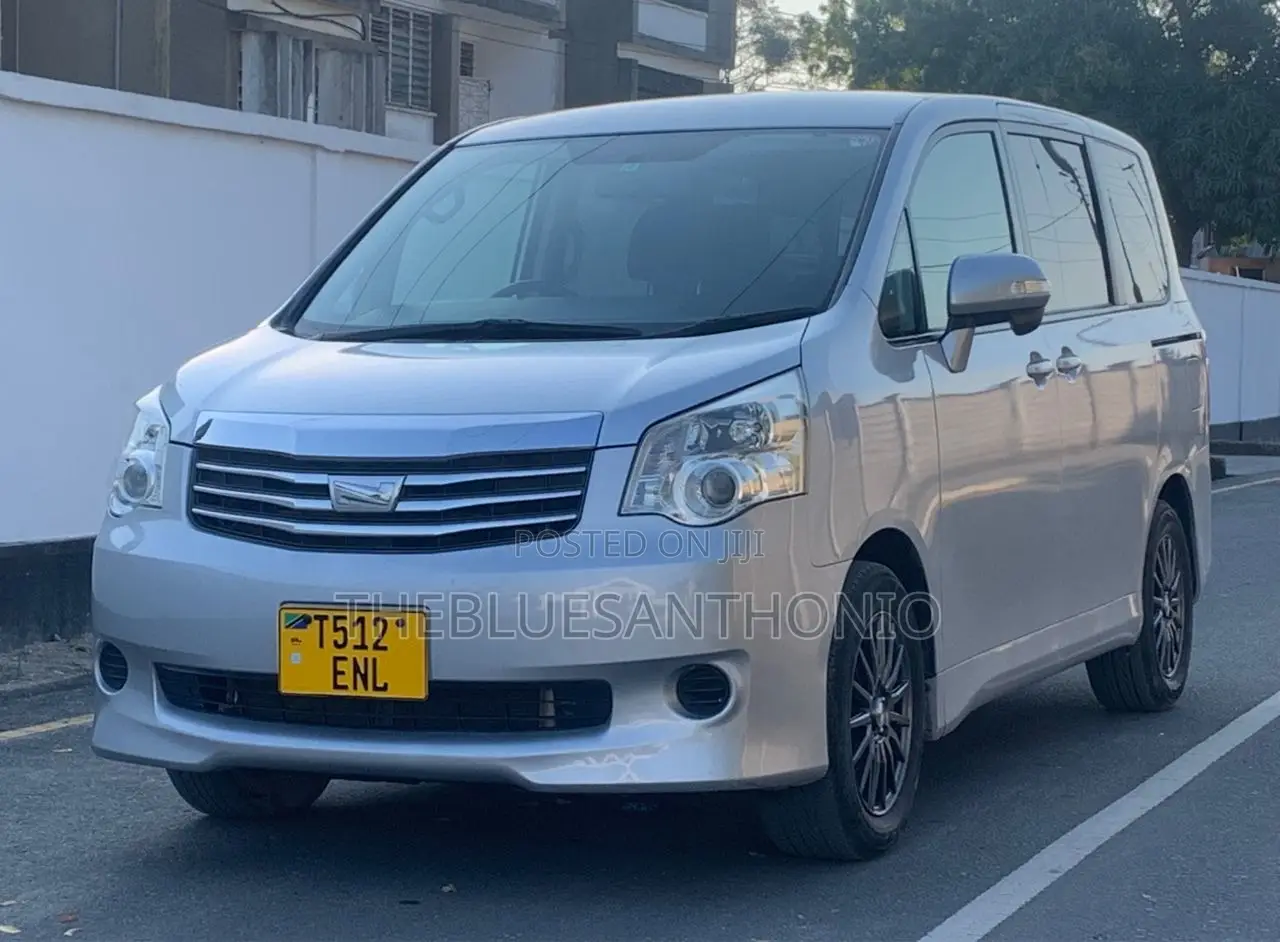 Toyota Noah 2013 Silver