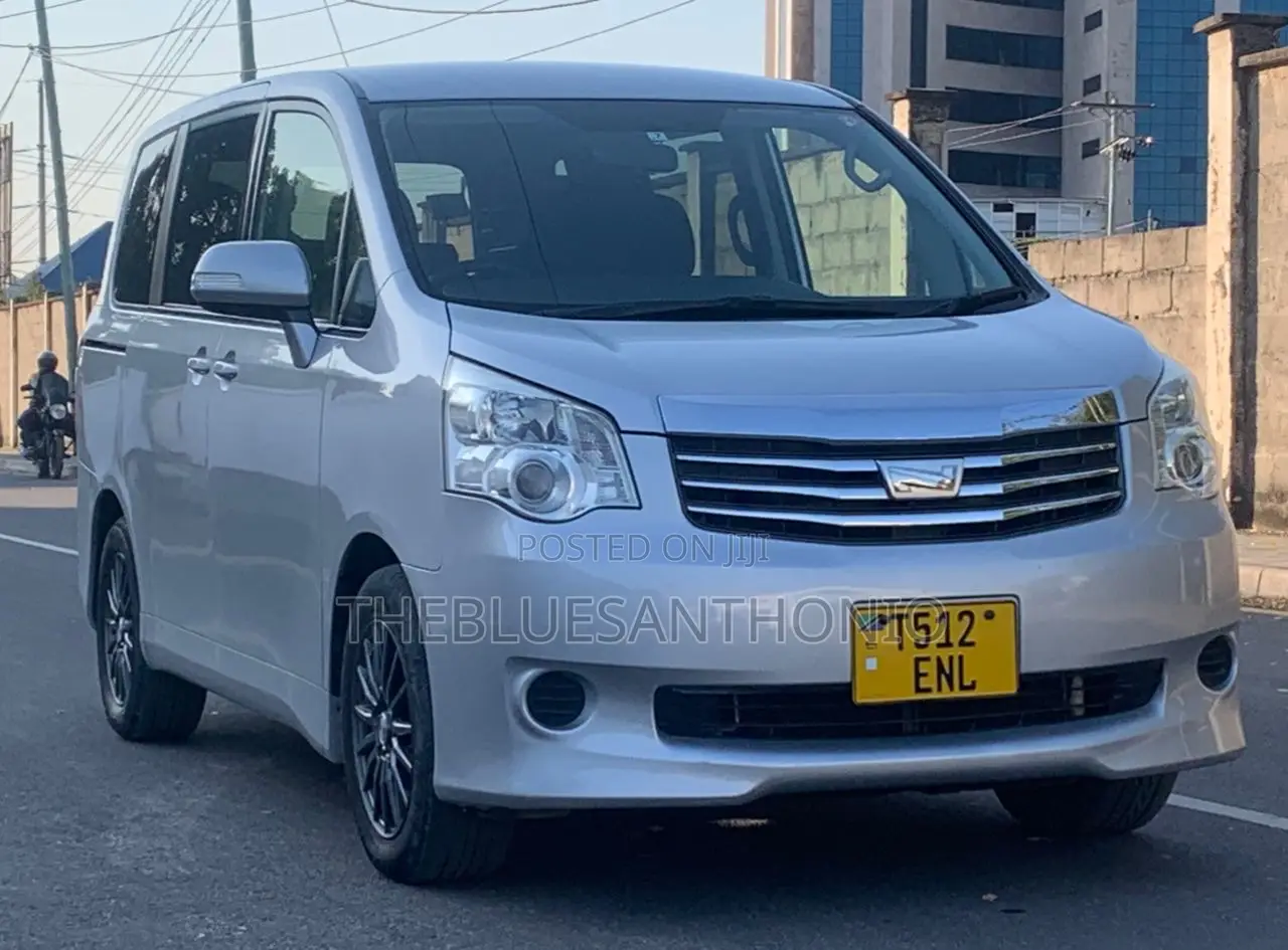 Toyota Noah 2013 Silver