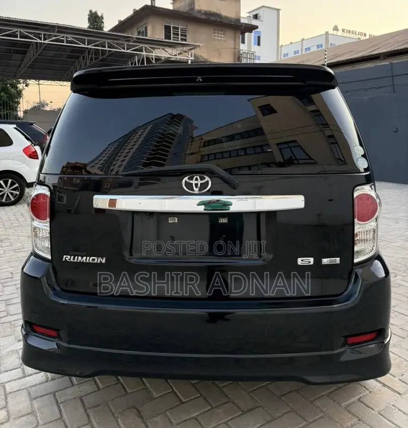 Toyota Corolla Rumion Hatchback 1.8 FWD 2011 Black