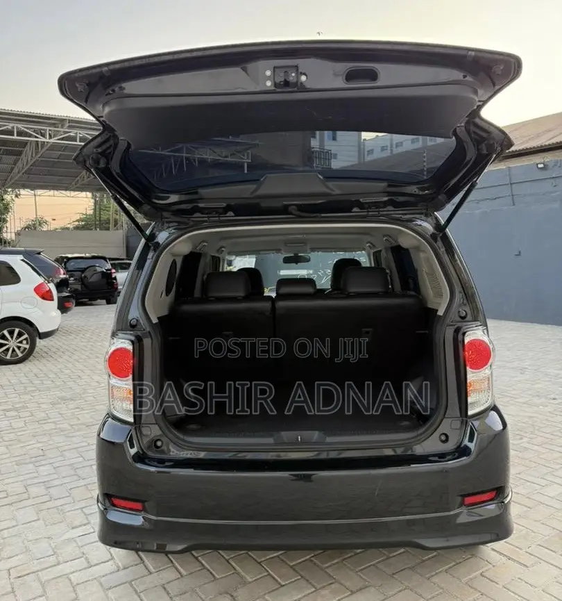 Toyota Corolla Rumion Hatchback 1.8 FWD 2011 Black