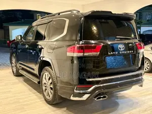 Toyota Land Cruiser LC300 2023 Black