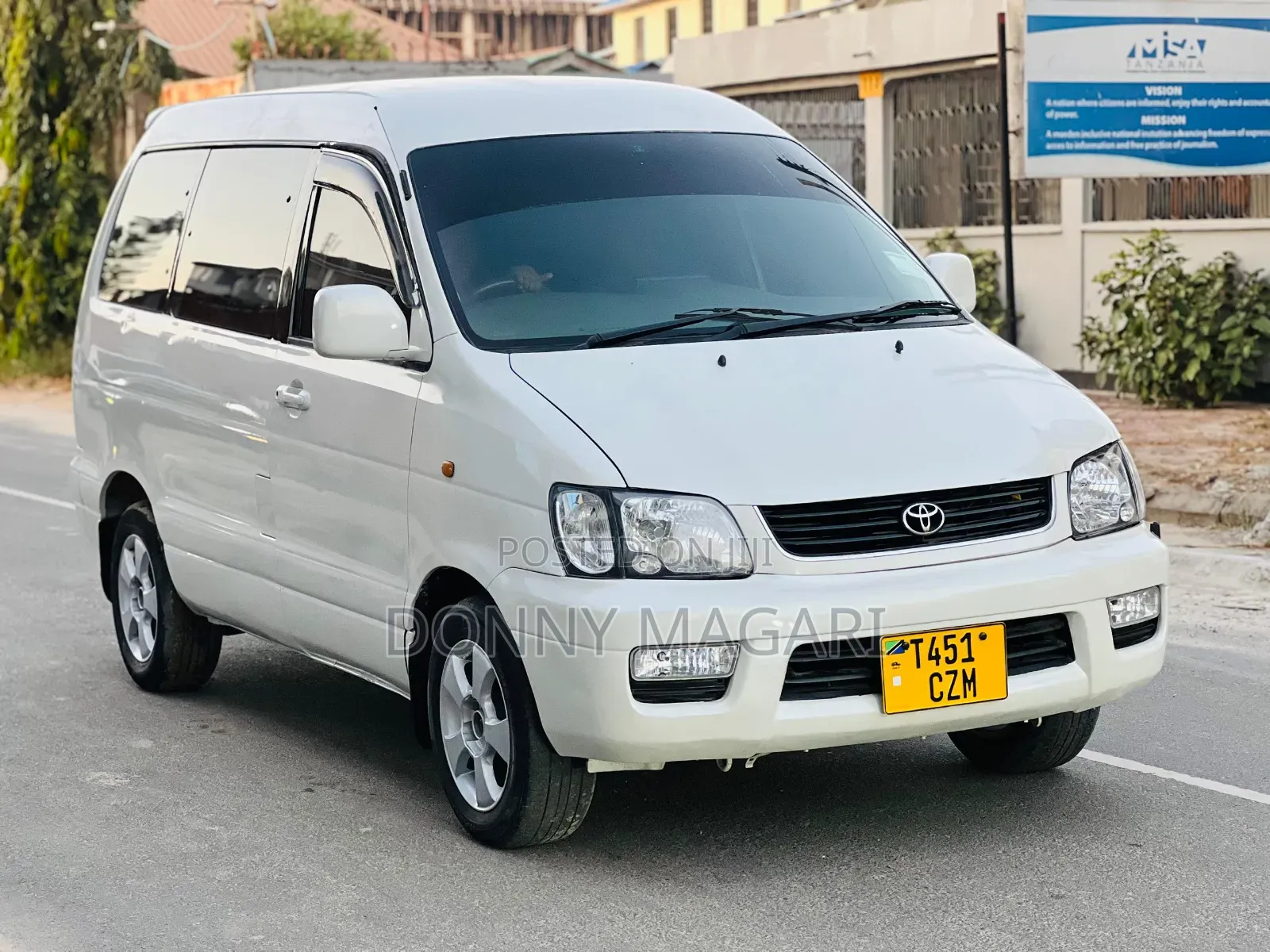 Toyota Noah 2004 White