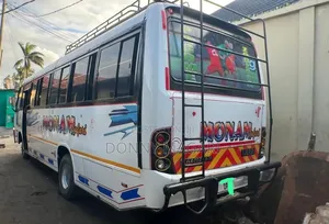 Tata Starbus Ultra Skool 2010 White