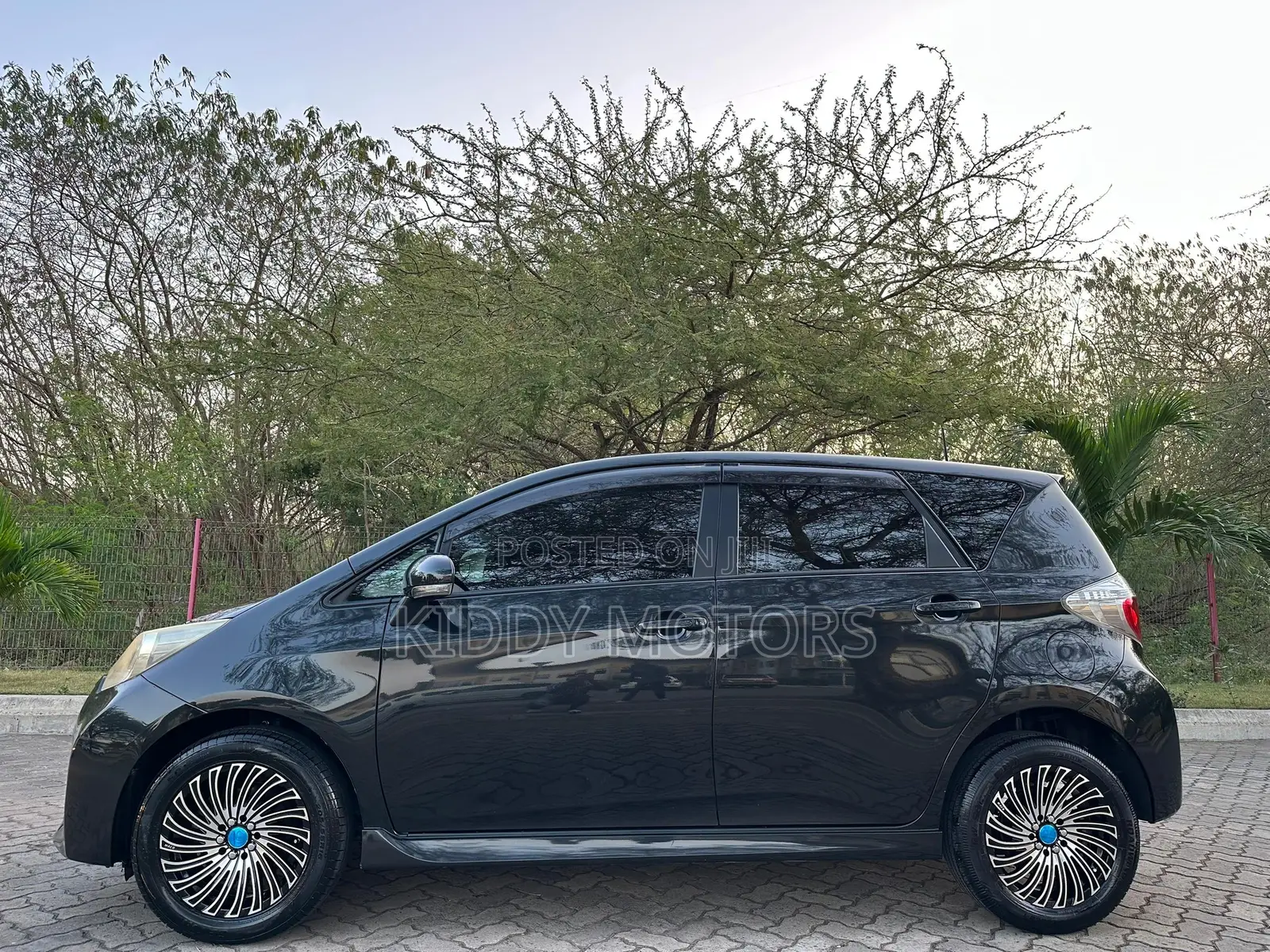 Toyota Ractis 2010 Black