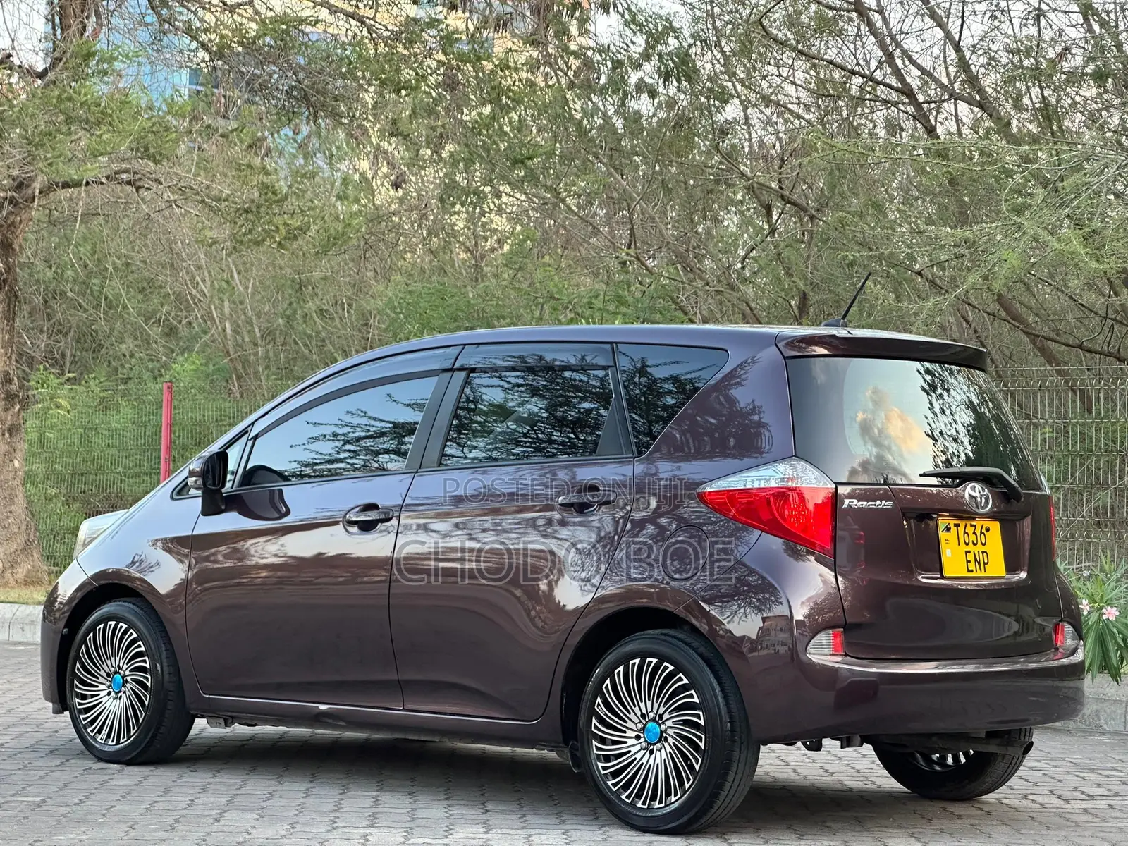 Toyota Ractis 2011 Burgundy