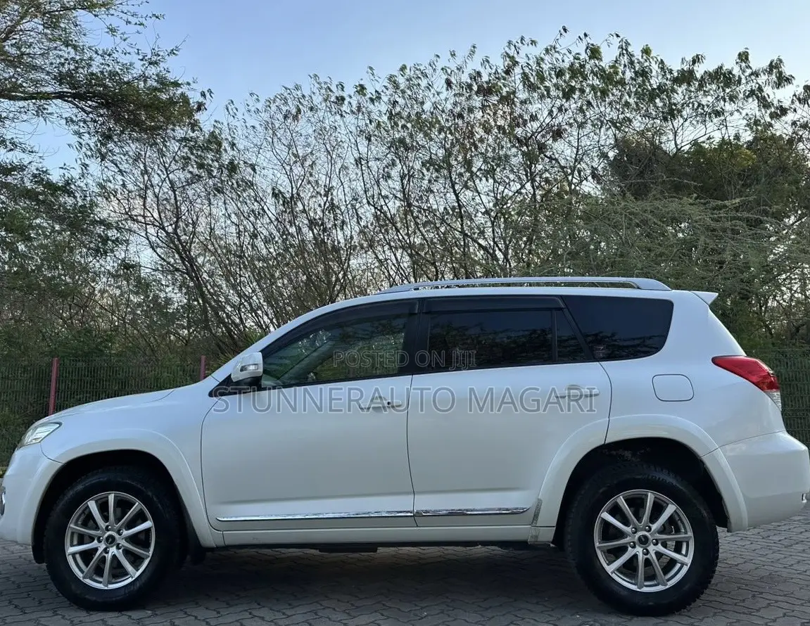 Toyota Vanguard 2010 White