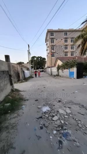 10bdrm Bungalow in Makumbusho Bus Stop, Kinondoni for sale
