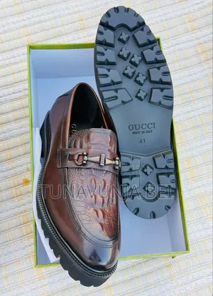 Brown Leather Shoes / Gucci Moccains