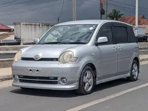 Toyota Sienta 2005 Silver