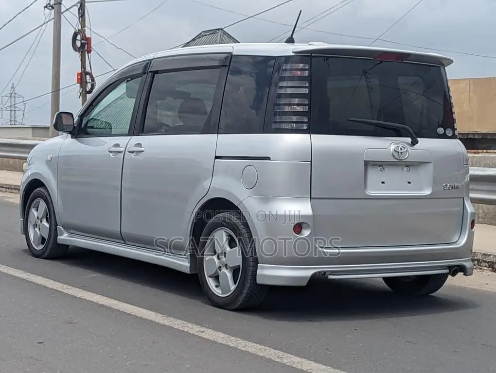 Toyota Sienta 2005 Silver