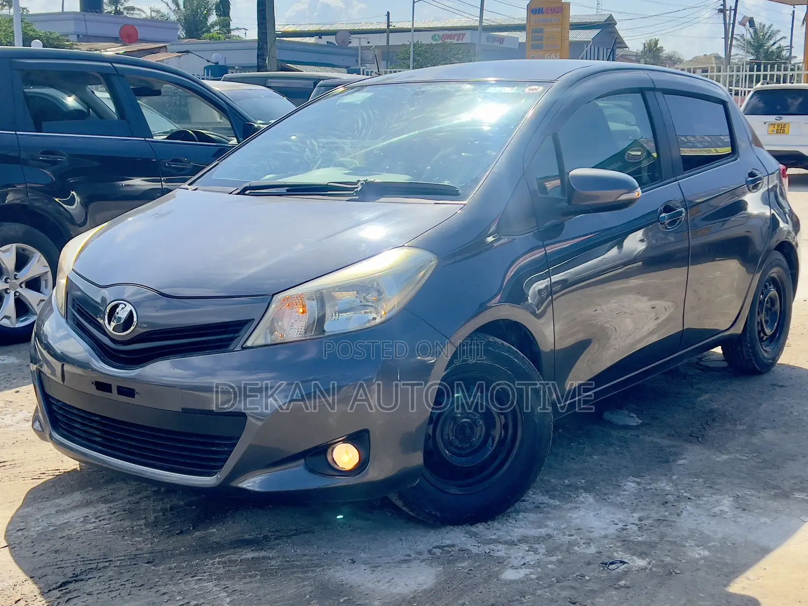 Toyota Vitz 1.3 FWD 5dr 2013 Gray
