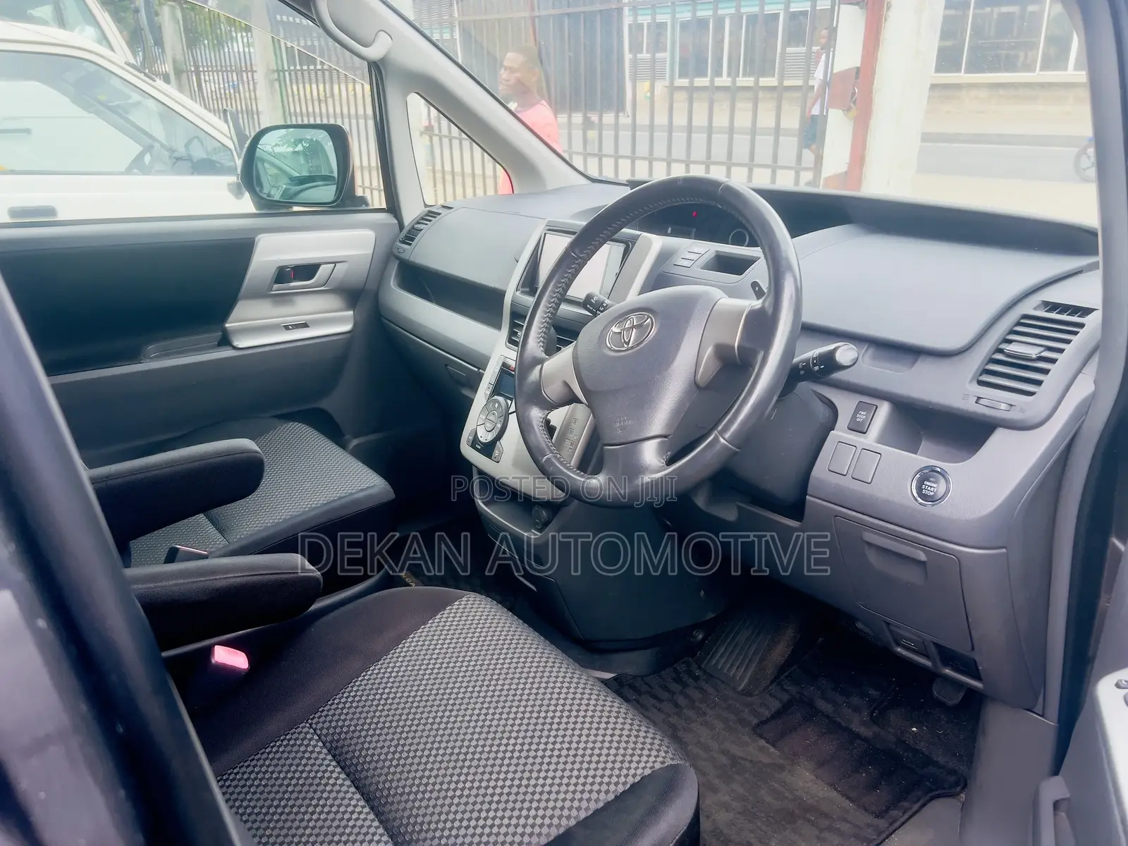 Toyota Noah 2.0 143hp AWD (8 Seater) 2010 Gray