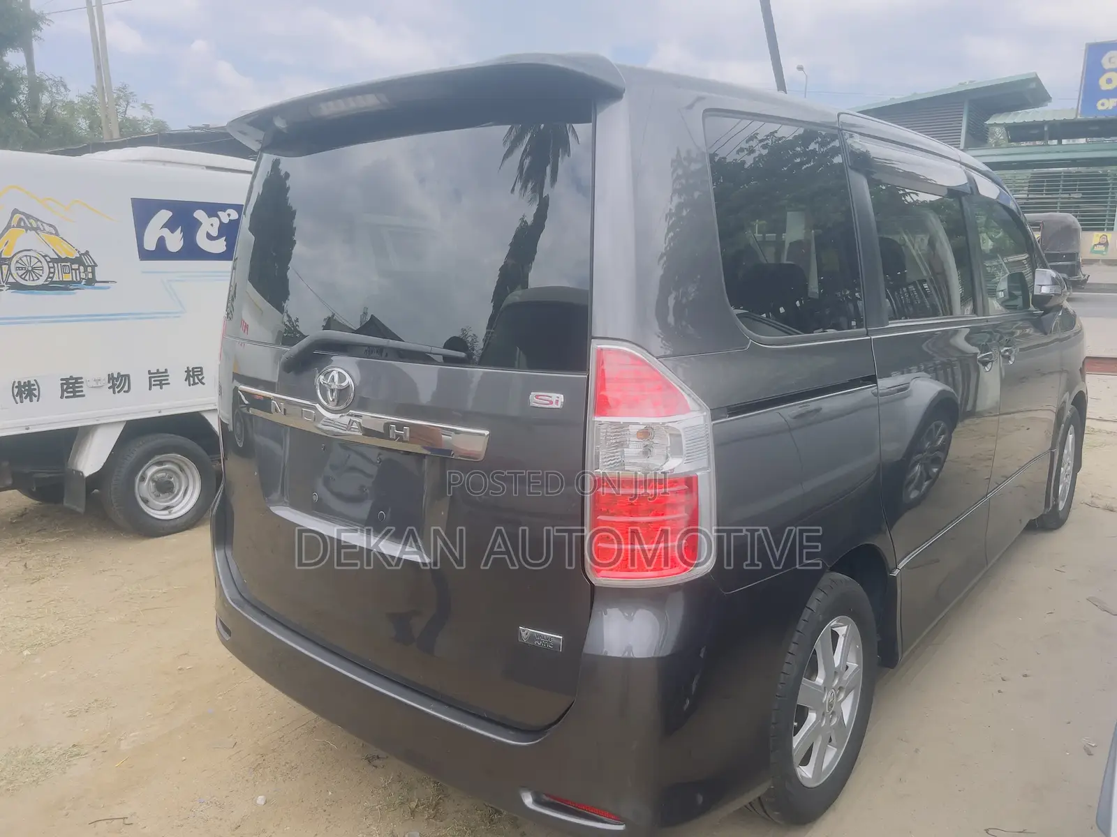 Toyota Noah 2.0 143hp AWD (8 Seater) 2010 Gray