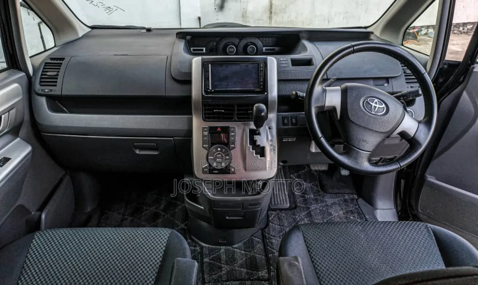 Toyota Noah 2.0 143hp AWD (8 Seater) 2009 Black
