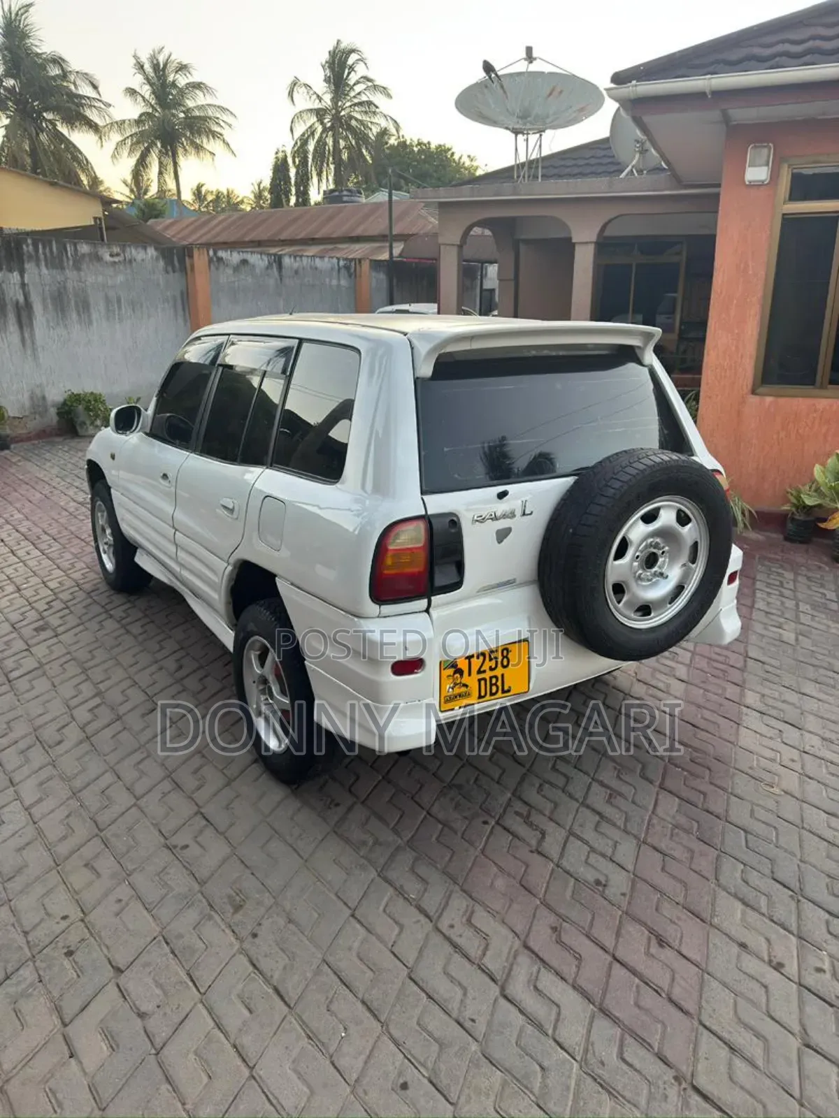 Toyota RAV4 1999 White