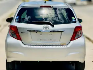 Toyota Vitz 1.3 FWD 5dr 2012 Silver