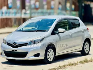 Toyota Vitz 1.3 FWD 5dr 2012 Silver