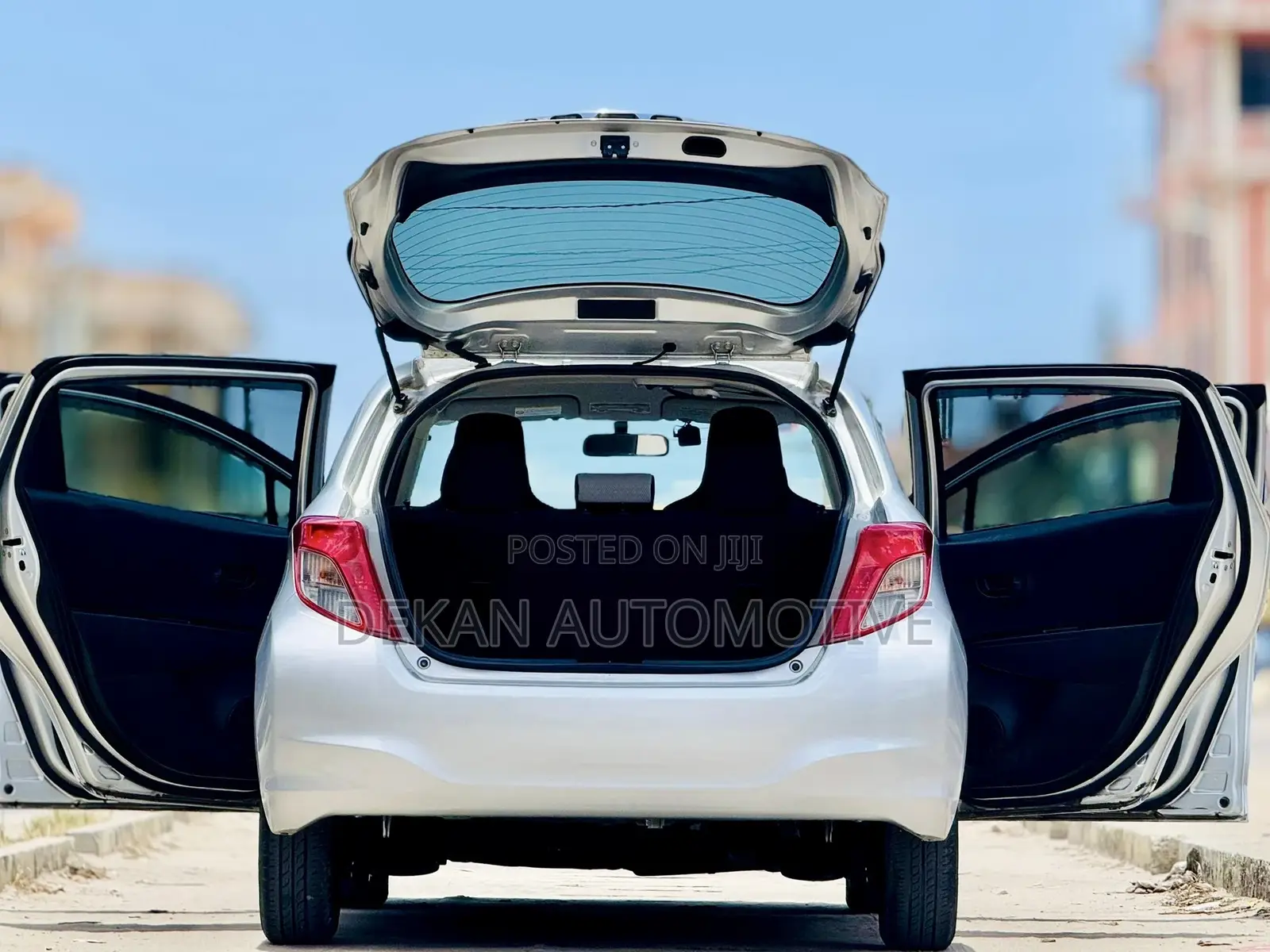 Toyota Vitz 1.3 FWD 5dr 2012 Silver