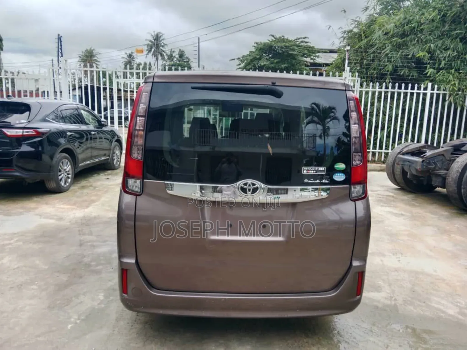 Toyota Noah 2.0 FWD (7 Seater) 2015 Beige