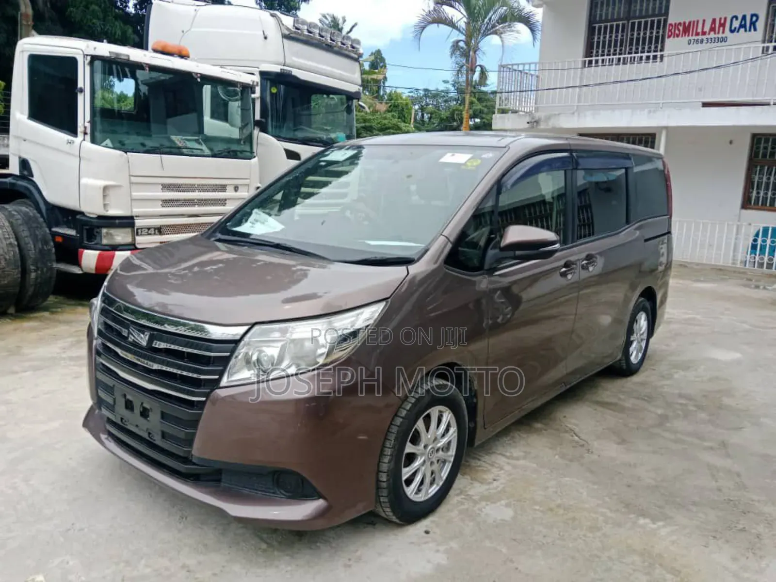 Toyota Noah 2.0 FWD (7 Seater) 2015 Beige