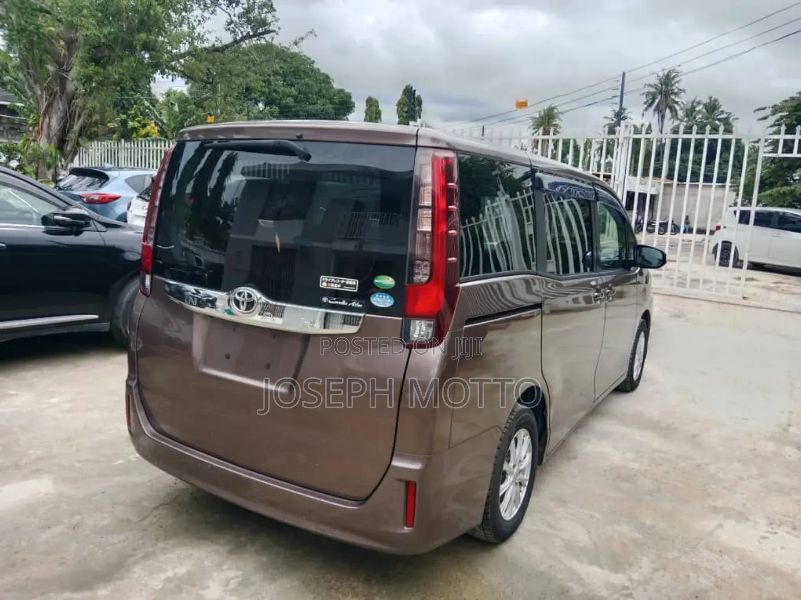 Toyota Noah 2.0 FWD (7 Seater) 2015 Beige
