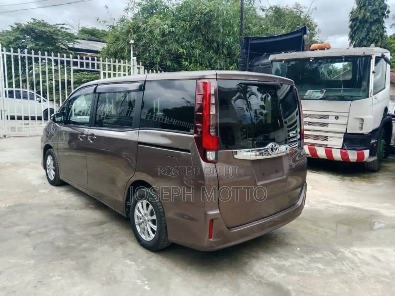 Toyota Noah 2.0 FWD (7 Seater) 2015 Beige