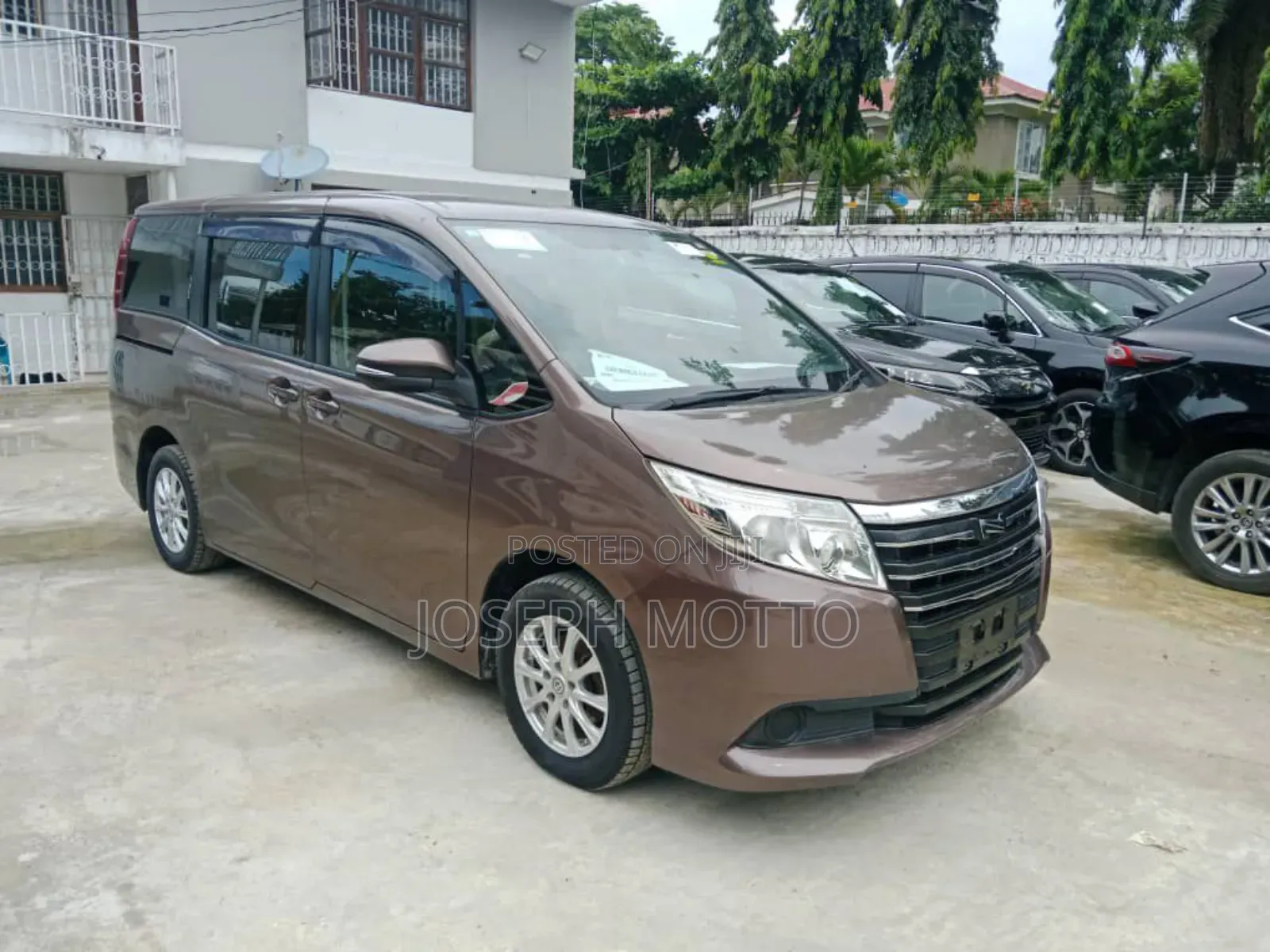 Toyota Noah 2.0 FWD (7 Seater) 2015 Beige