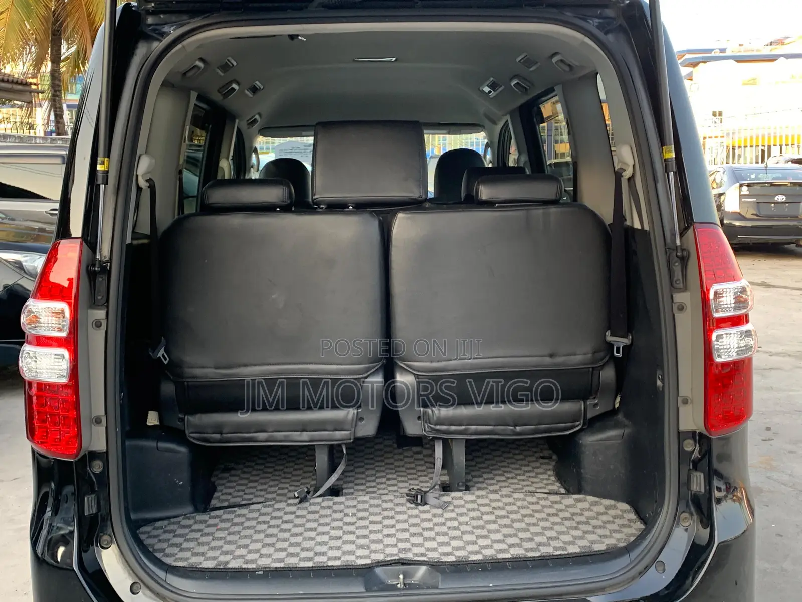 Toyota Noah 2.0 143hp FWD (7 Seater) 2010 Black