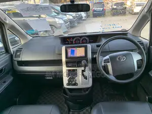 Toyota Noah 2.0 143hp FWD (7 Seater) 2010 Black