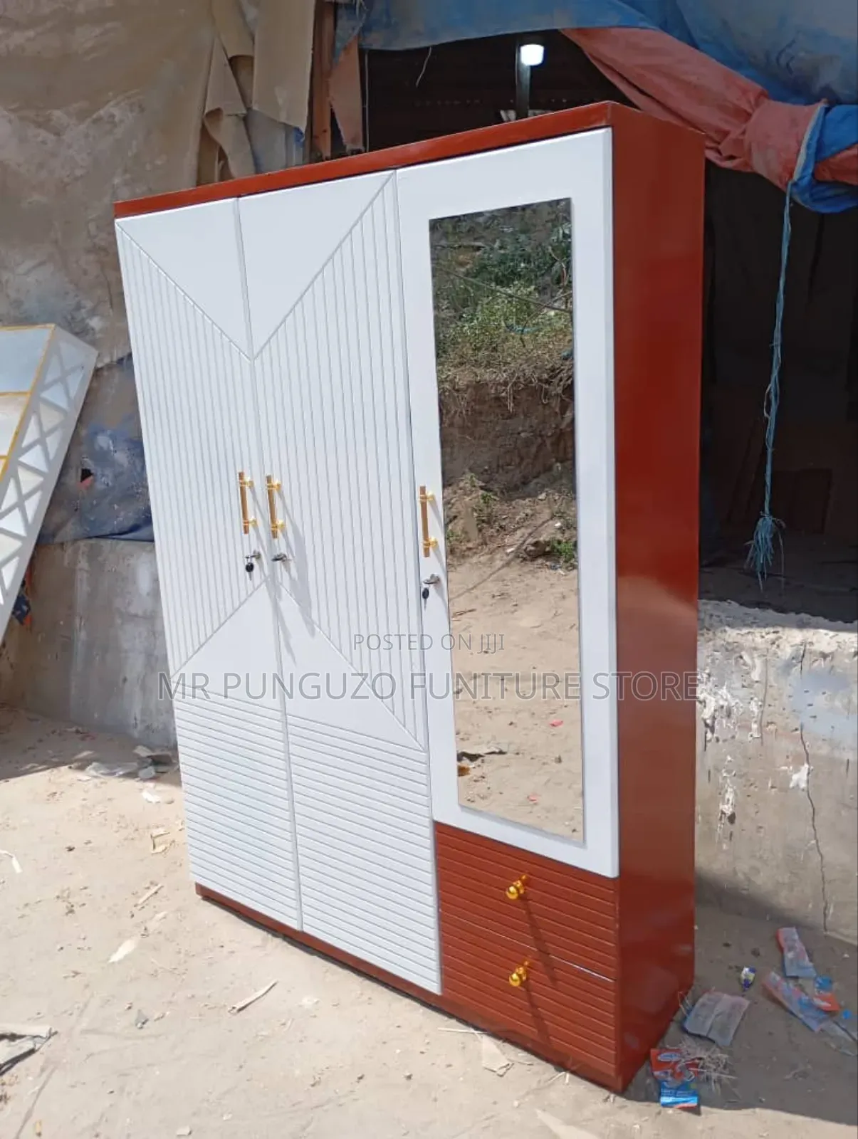 Kabati Ya Nguo Milango Mitatu Very New