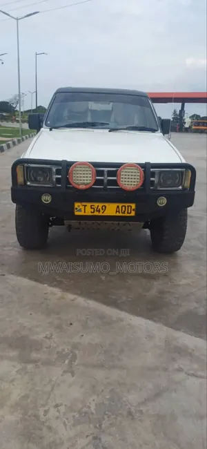 Toyota Hilux 1998 White