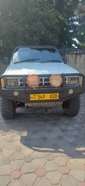 Toyota Hilux 1998 White