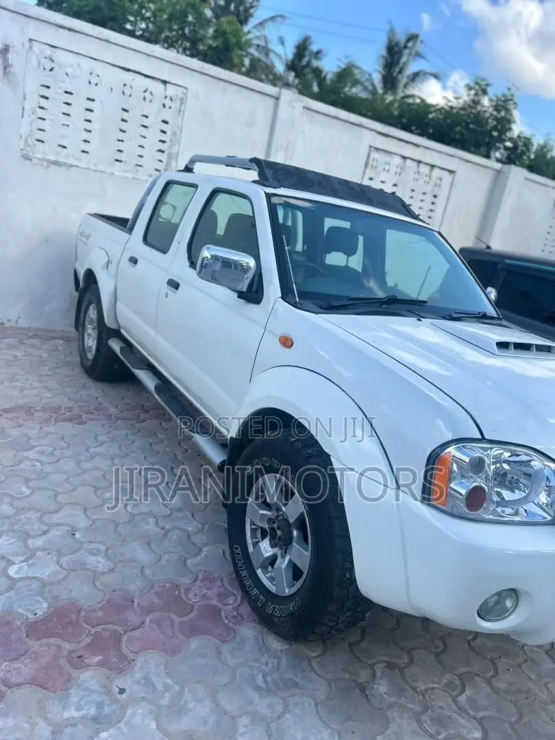 Nissan Hardbody 2003 White