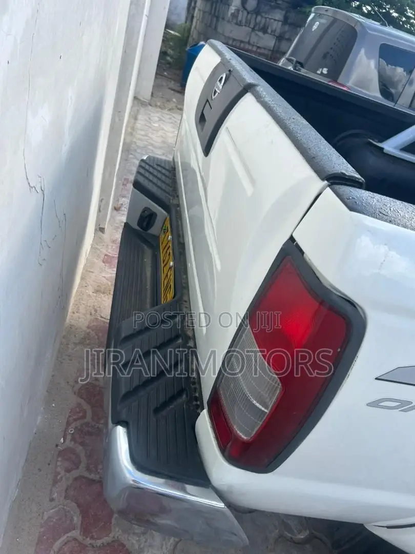Nissan Hardbody 2003 White
