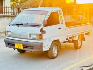 Toyota HiAce 2005 White