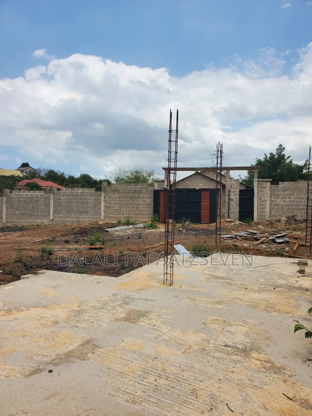 Eneo Lenye Ukubwa Wa SQMT 1000 Linauzwa Lipo Madale Msigani Limepimwa