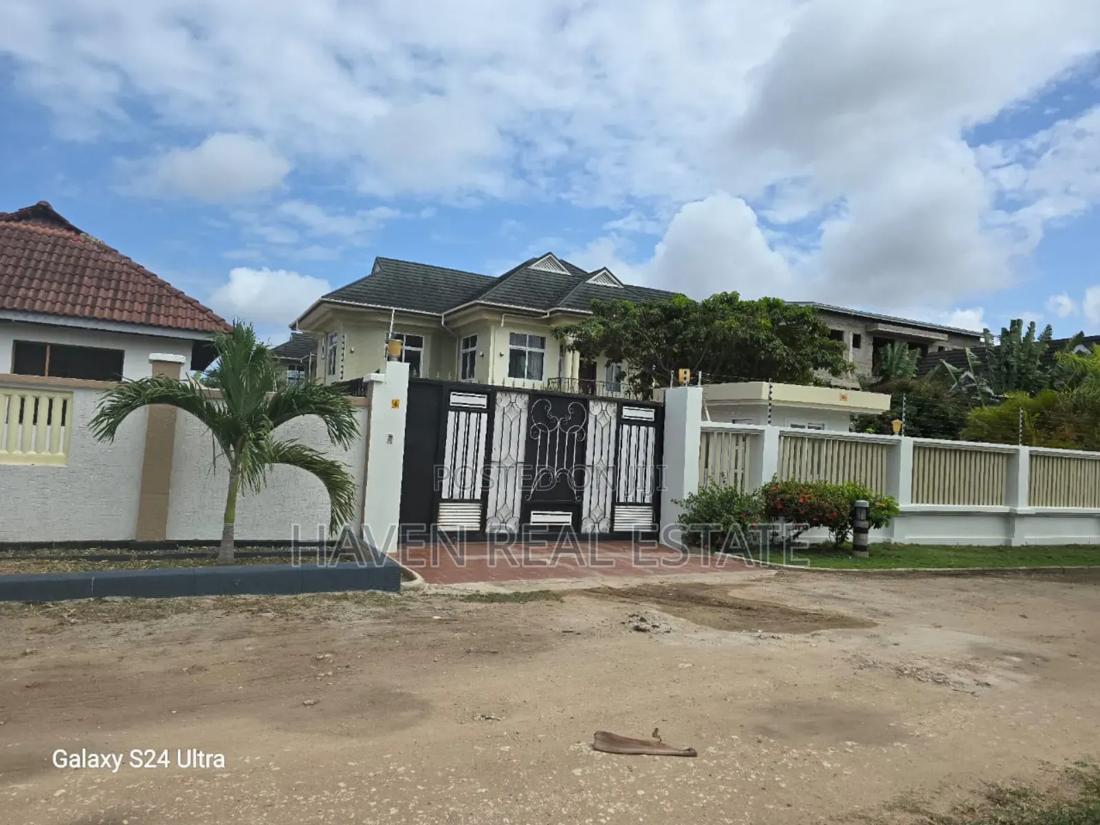 10bdrm House in Mbweni for sale