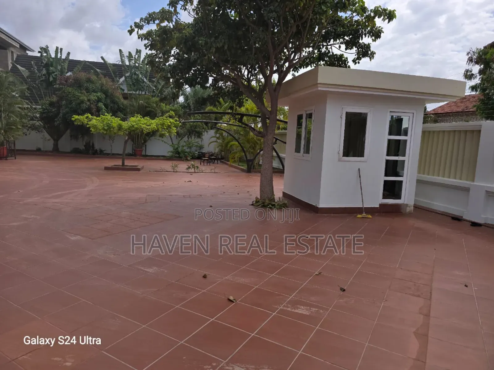 10bdrm House in Mbweni for sale
