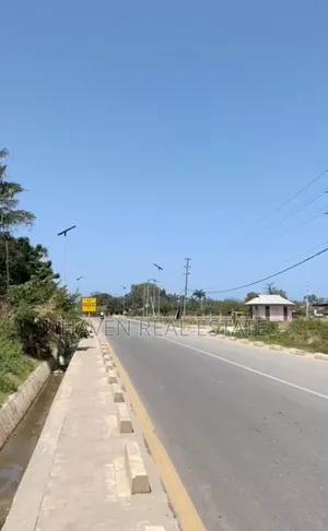 Kiwanja Kinauzwa Bahari Beach