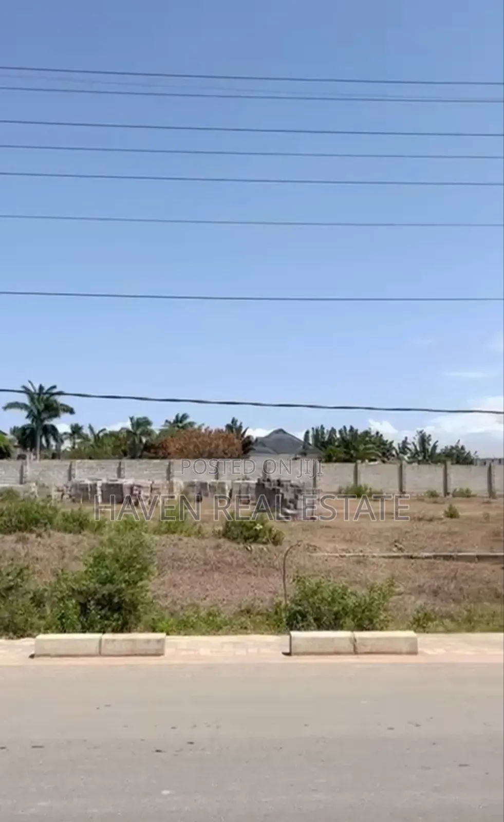 Kiwanja Kinauzwa Bahari Beach